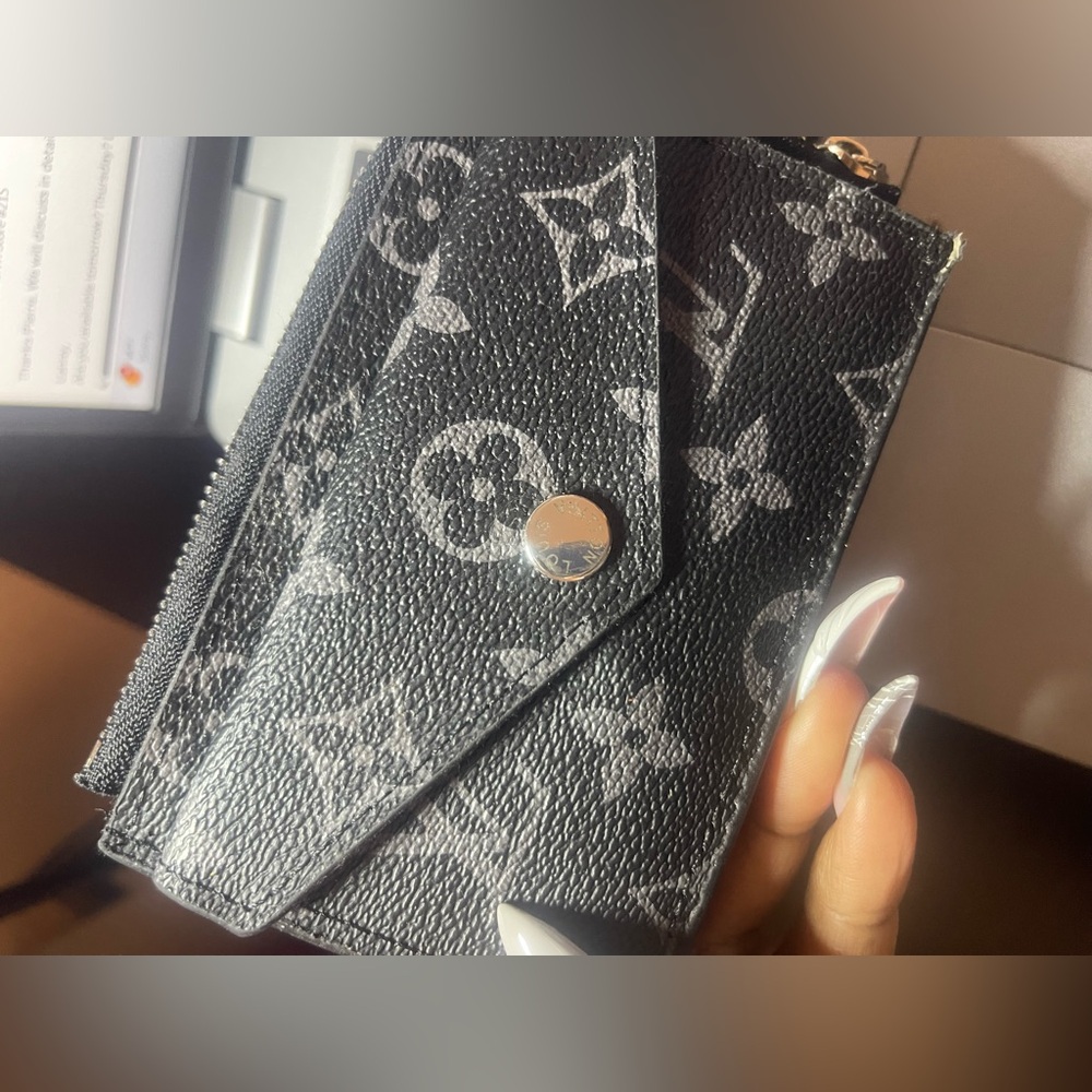 **Damaged Black Card Holder-Button Pocket Doesn’t Open** - Picture 6 of 8